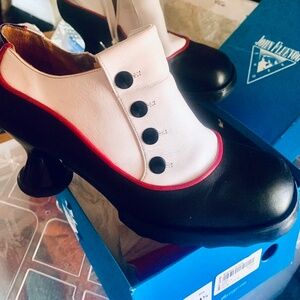 Fluevog - Bunny Mini Button Shoe - size 11.5